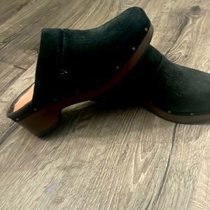 Vionic Clogs black suede size 8